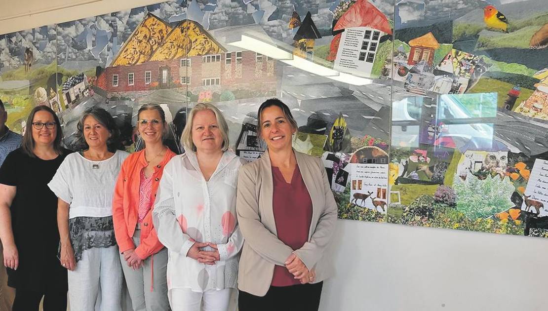L’art débarque à l’École Sainte-Apolline Bruno Gagné, maire de Sainte-Apolline, Catherine Plante, MRC de Montmagny, Isabelle Massey, artiste, Anick Soucy, MRC de Montmagny, Dominique Gaudreau, représentante du député Mathieu Rivest, et Mélanie Carbonneau, École Sainte-Apolline. (Photo de courtoisie)