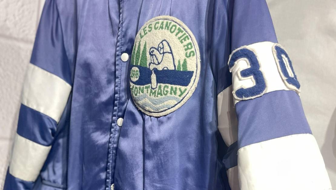 Exposition « L’épopée du hockey à Montmagny » : encore plus d’objets, de souvenirs... et de passion Ce manteau a appartenu à Michel Dufour. Photo de courtoisie.