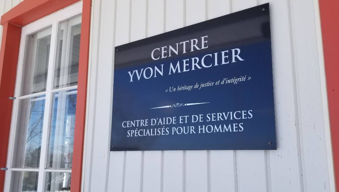 CYM : en aide aux hommes de la région Le Centre Yvon Mercier (CYM) s’est mérité une médaille du sénat canadien pour la qualité de ses services et son aide à la communauté en 2017.