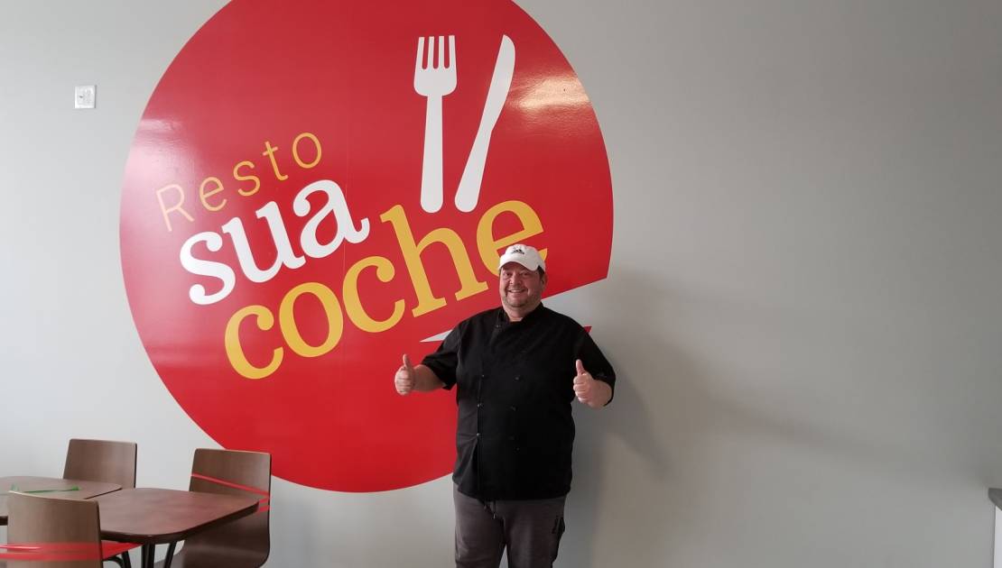 Inaugurer son «resto casse-croûte» en zone rouge Richard Gamache, propriétaire du resto Sua Coche, a ouvert sa succursale le premier novembre dernier.
