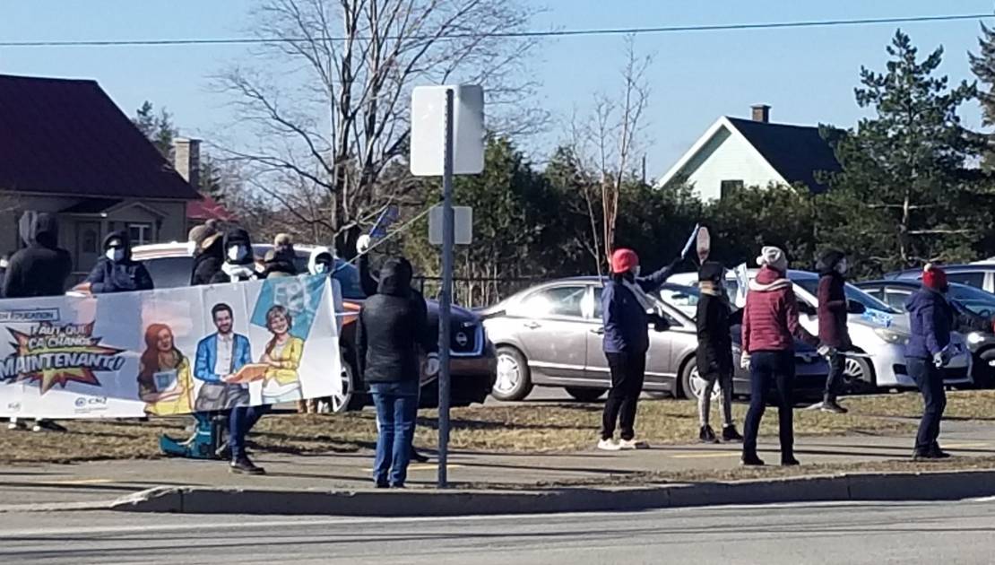 Première journée de grève pour les enseignants de la région Des enseignants de l'École Saint-Pie X ont participé à la grève ce matin. (Crédit photo: Anne-Frédérique Tremblay)