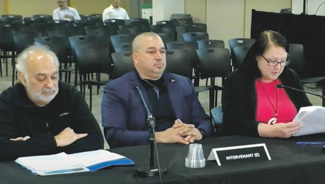 Projet éolien : le BAPE termine ses audiences publiques Daniel Racine, directeur adjoint, Frédéric Jean, préfet, et Nancy Labrecque, directrice, présentent le mémoire de la MRC de Montmagny à la commission. (Capture d’écran site web du BAPE)