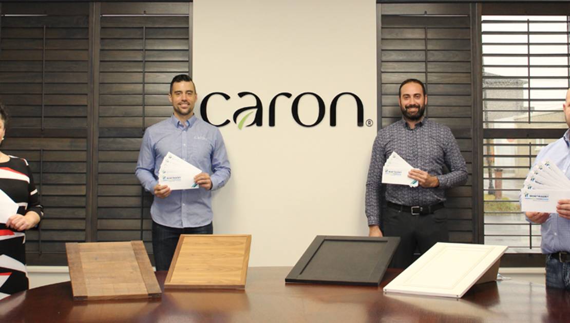 Industries Caron offre plus de 10 000$ en cadeau à ses employés De gauche à droite : Mme Isabelle Normand, directrice générale de la SDÉ de Montmagny, M. Charles Caron, représentant des ventes et marketing, M. Antoine Dubé-Caron, président-directeur général de Finitek, et Steve Giroux, directeur de production