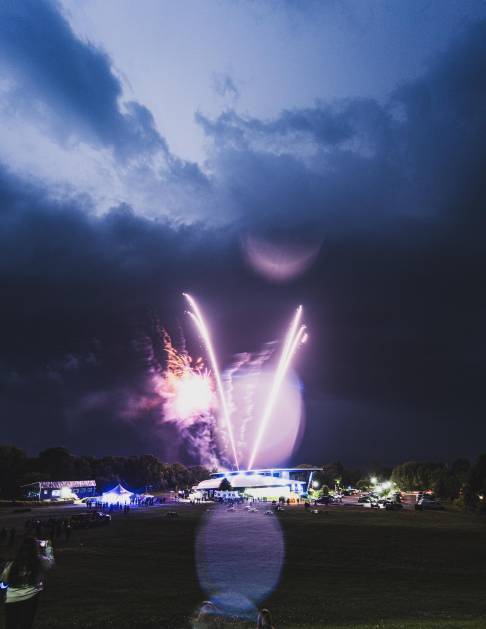 Une autre Saint-Jean sous la pluie Les feux d’artifice ont du partager le ciel avec les éclairs le soir du 23 juin.