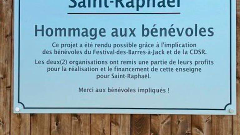 Saint-Raphaël inaugure son nouveau panneau lumineux d’une valeur de 100 000$ $!Un message a été inscrit à l’arrière du panneau pour rendre hommage aux bénévoles. Photo de courtoisie.