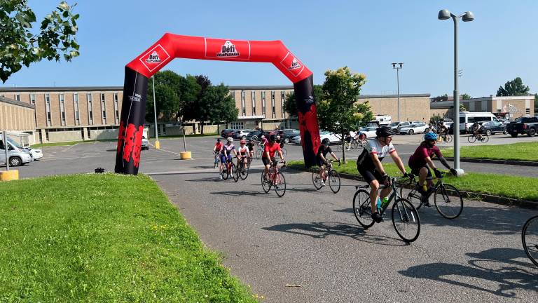 Un montant record de 303 293 $ pour la 27e édition du Défi Vélo Plein Air $!Lors du départ, il y a avait plusieurs vagues de cyclistes. (Crédit photo : Édouard Bérubé).