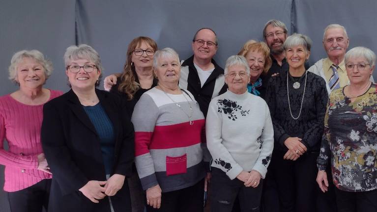 $!En bleu à la gauche, il s’agit de la présidente de Saint-Vincent-de-Paul, Lucie Lachance, avec l’entièreté des bénévoles de l’organisme.