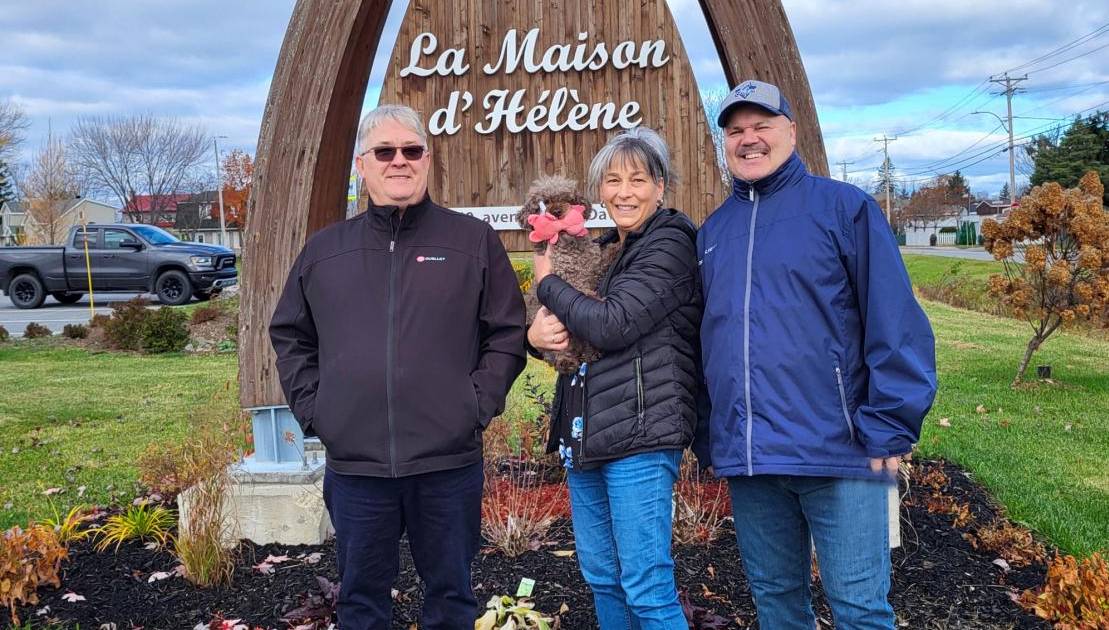 Guy Ouellet, Annie Pelletier, directrice de la Maison d’Hélène, et Dany Poulin, porte-parole et responsable de l’initiative. (Photo de courtoisie)