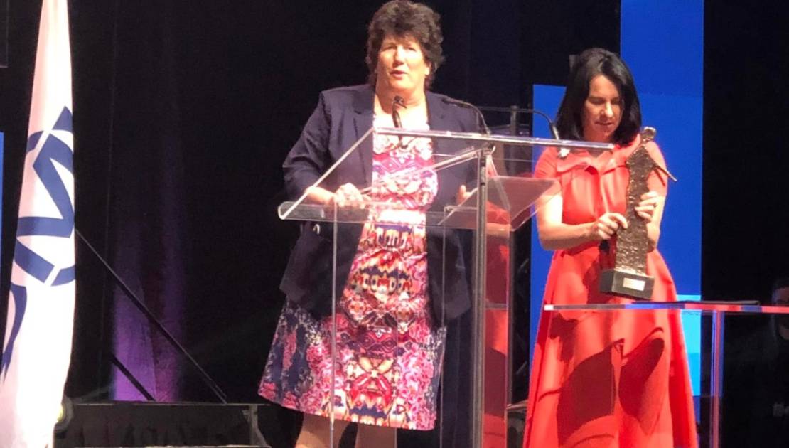 Manon Cyr accompagnée de la mairesse de Montréal, Valérie Plante, lors de la remise du prix. (photo : courtoisie/Facebook)