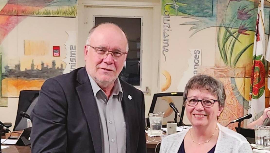 Normand Caron remercie Doris Anctil au nom du conseil municipal. Crédit photo : Municipalité de Saint-Jean-Port-Joli.