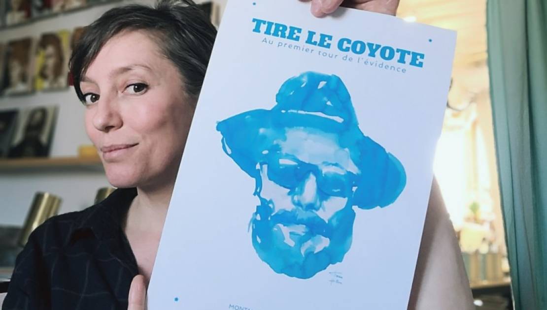 Tania Hillion, avec son affiche créée pour le spectacle de Tire le coyote. (Crédit: Facebook Tania Illion Art)