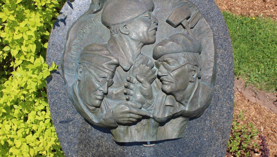 Les Trois Bérets, Médard, André et Jean-Julien Bourgault. Bronze réalisé par Roger-André Bourgault à partir d’une sculpture de son oncle. (Photo : Jean-François Blanchette)