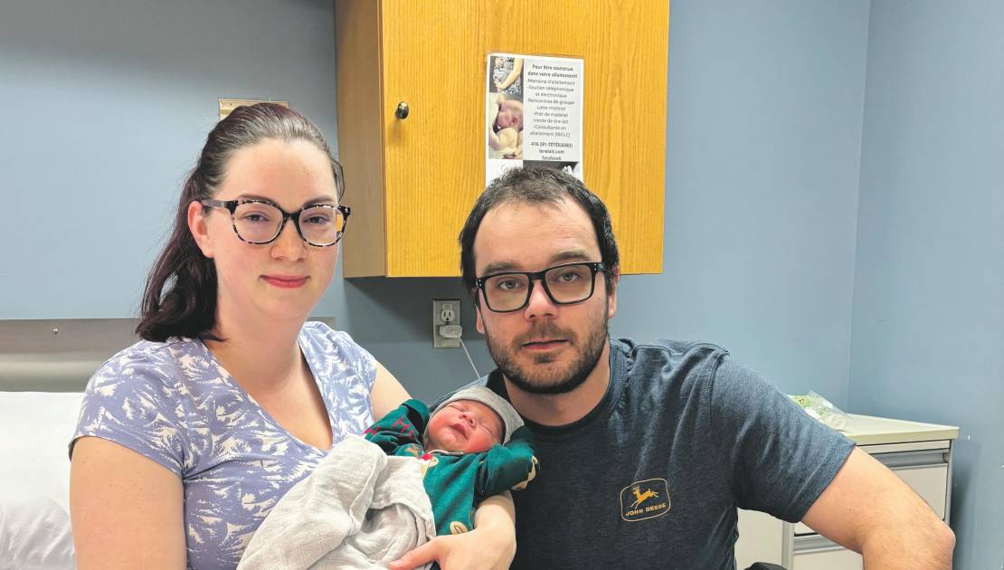 Le premier bébé de l’année, Théo, en compagnie de ses parents, Claudia Pelletier et Maxime Mercier. Photo de courtoisie.