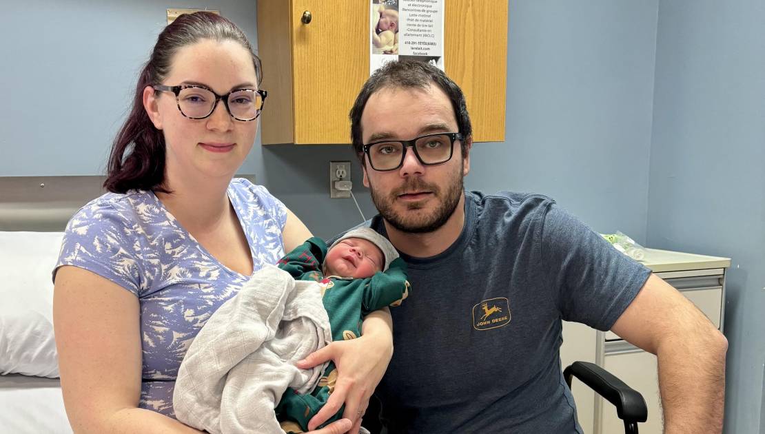 Le premier bébé de l’année, Théo, en compagnie de ses parents, Claudia Pelletier et Maxime Mercier. Photo de courtoisie.
