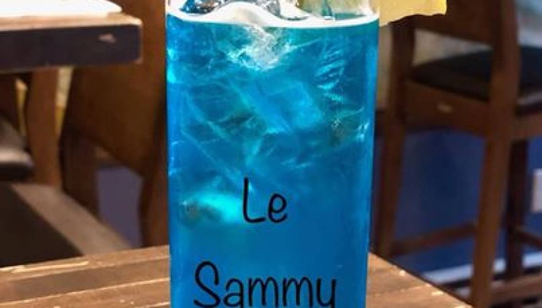 Le Café Bistro Au Coin du Monde a concocté un nouveau cocktail bleu, le «Sammy Blues», en l’honneur de Samuel Blais. Comme plusieurs autres établissements du genre, le Coin du Monde présentera tous les matchs de la série.