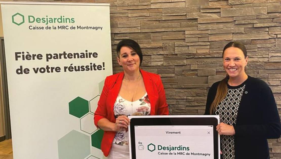 Mme Ginette Saillant, responsable du Centre culturel et Mme Julie Naud, directrice générale de la Caisse Desjardins de la MRC de Montmagny. Photo de courtoisie.