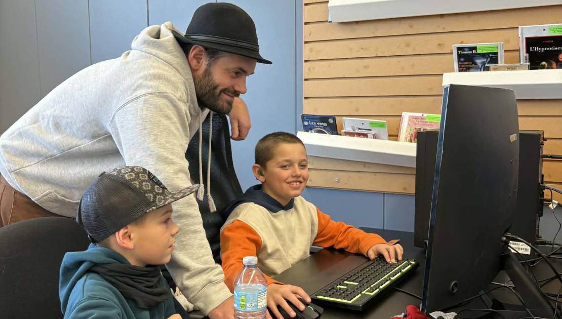 Mathieu Arcand en compagnie de deux jeunes. Photo de courtoisie.