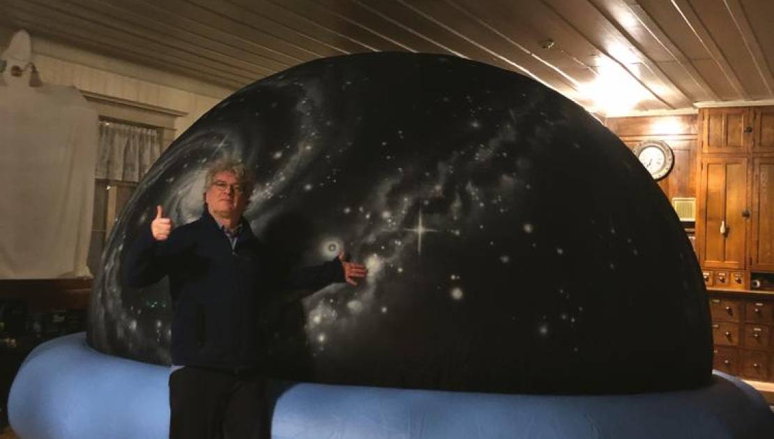 Denis Martel, président de la Corporation, devant le planétarium. (Photo de courtosie)
