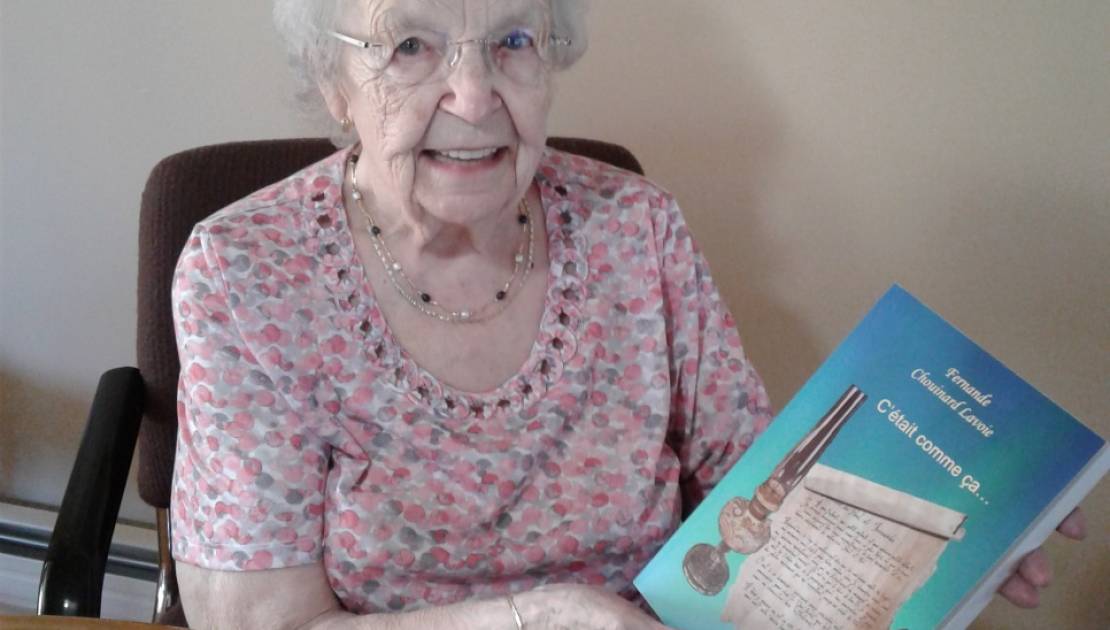 Âgée de 94 ans, Mme Fernande Chouinard Lavoie lançait récemment un livre intitulé «C’était comme ça». C’est à la demande de ses enfants qu’elle a décidé en 2015 d'écrire un livre racontant les différentes périodes marquantes de sa vie. Cette autobiographie s’est transformée en un parcours de l’histoire locale, de ses ancêtres qui ont vécu à Saint-Jean-Port-Joli à la naissance de Tourville et à l'arrivée du chemin de fer. Bref, une fenêtre ouverte sur le passé écrite pour enrichir les connaissances des plus jeunes. Mme Chouinard Lavoie devrait participer au Salon du livre de la Côte-du-Sud.