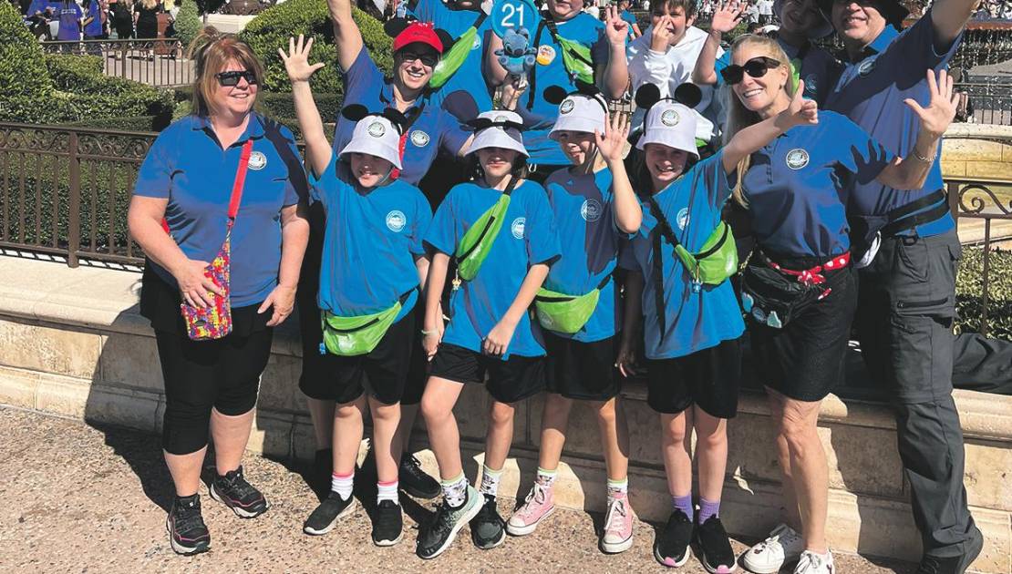 Les huit jeunes et les accompagnateurs de la région à World Disney. Photo de courtoisie.