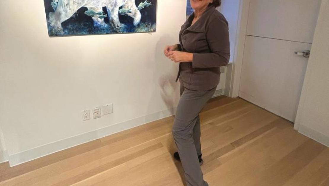 Johanne Drolet devant une oeuvre.