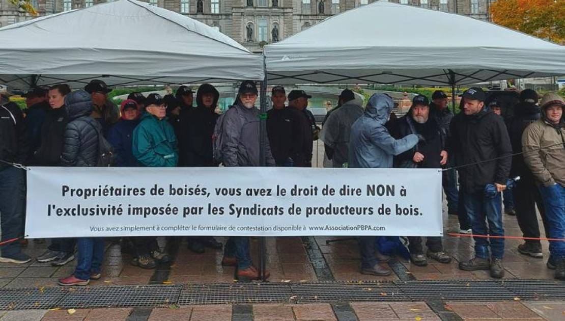 Manifestation devant l’Assemblée. (Photo: Facebook Claude Langevin)