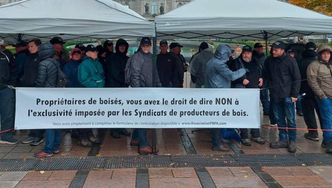 Manifestation devant l’Assemblée. (Photo: Facebook Claude Langevin)