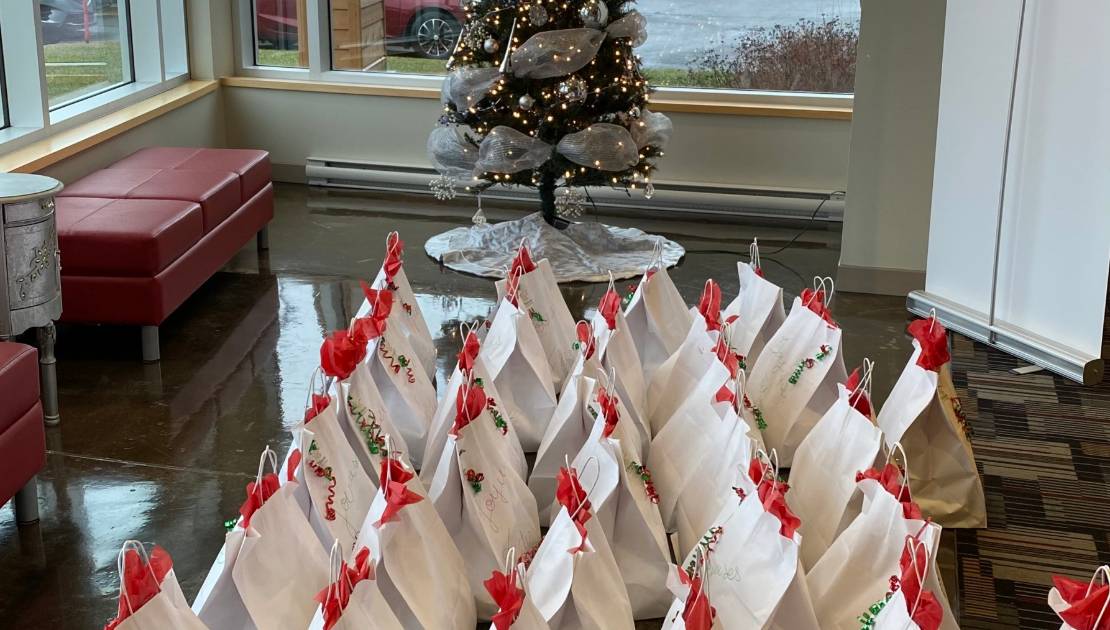 Marie-Eve Proulx remet des cadeaux aux travailleurs essentiels de son comté