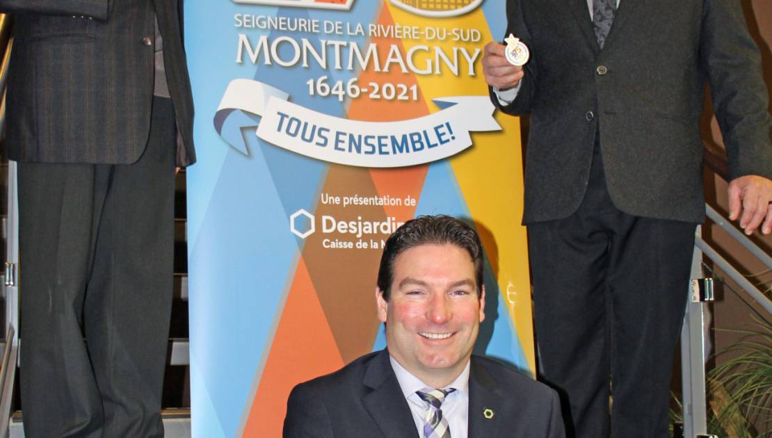 Les représentants de la Caisse Desjardins de la MRC de Montmagny, présentateur officiel des Fêtes, MM. Jean Morin et Steeve Ouellet, respectivement président et directeur de l’institution, en compagnie du maire suppléant de la Ville de Montmagny, M. Bernard Boulet.