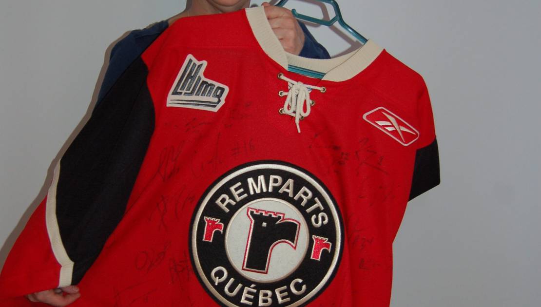 Le gilet des Remparts de Québec signé par les joueurs de l’équipe pour M. Jean-Marc Blanchard.