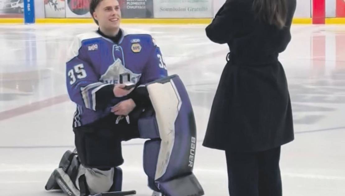 Le gardien de but de 20 ans de l’Everest, Alexandre Lauzier, a demandé en fiançailles sa copine avant la partie. Crédit photo : Everest de la Côte-du-Sud.