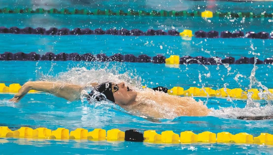Sébastien Carrier lors d’un épreuve de natation sur le dos. Photo de courtoisie.