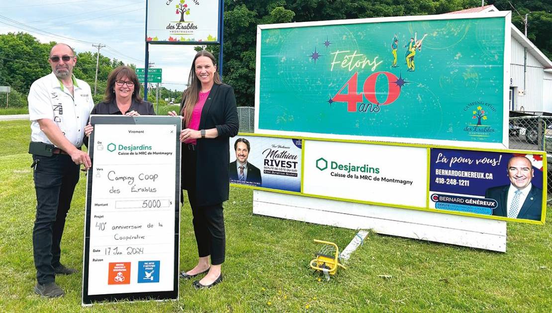 Denis Thibault, président du camping Coop des Érables, Danye Anctil, directrice générale du camping Coop des Érables et Julie Naud, directrice générale de la Caisse Desjardins de la MRC de Montmagny. (Crédit photo : Guylaine Lachance).