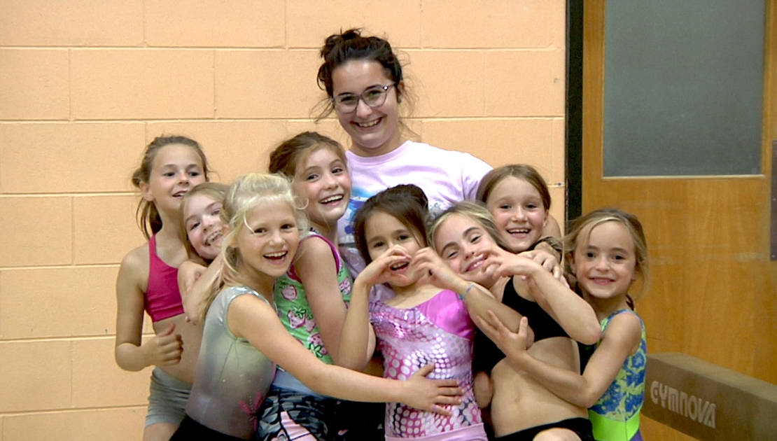 Émilie Joncas entourée de quelques unes de ses jeunes athlètes.