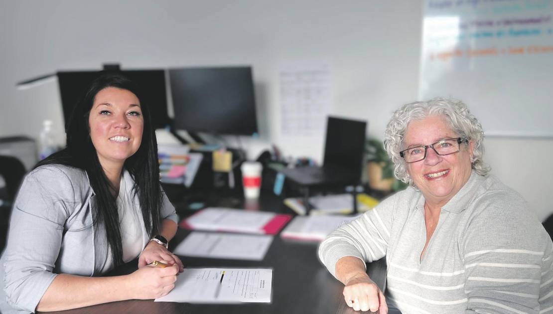 Mélissa Gagné, directrice générale, et Chantal Godin, mairesse. (Photo de courtoisie)