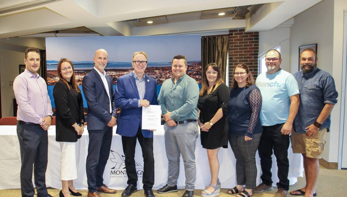 Sur la photo, de gauche à droite : Louis Letourneau, Marie-Philip Coulombe, Félix Michaud, Marc Laurin, Vincent Caron, ainsi que Mélanie Morin, Cindy Chabot, Mario Poulin et Gino Dufour. Crédit photo : Ville de Montmagny.