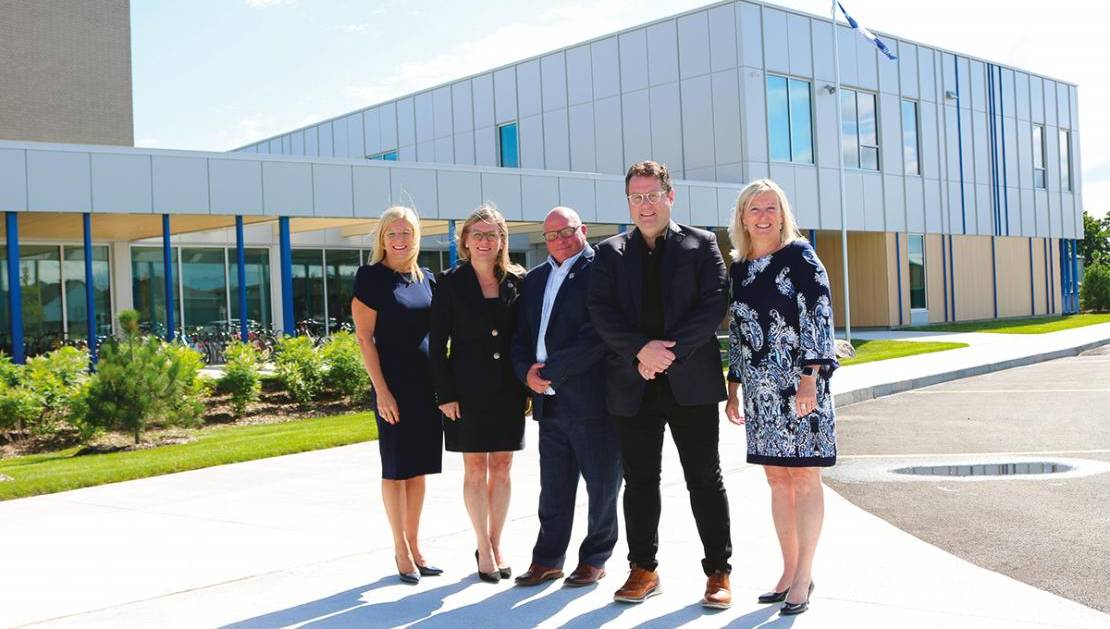 Kathy Bégin, directrice de l’école des Perséides, Stéphanie Lachance, députée de Bellechasse, Bernard Drainville, ministre de l’Éducation, Pascal Rousseau, maire de Saint-Charles et Rachel Bégin, directrice générale du Centre de services scolaire. (Photo de courtosie)