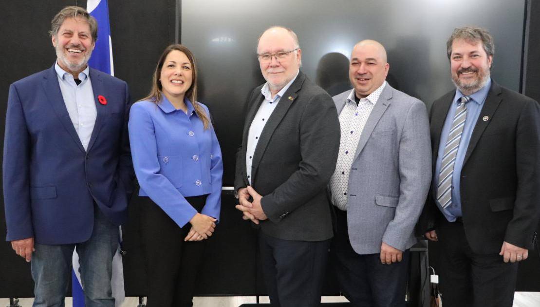 Gilles Bélanger, adjoint parlementaire du ministre des Finances, Nathalie Dionne, vice-présidente régionale, Marketing, TELUS, Normand Caron, préfet de la MRC de L’Islet, Frédéric Jean, préfet de la MRC de Montmagny et Mathieu Rivest, député de Côte-du-Sud.