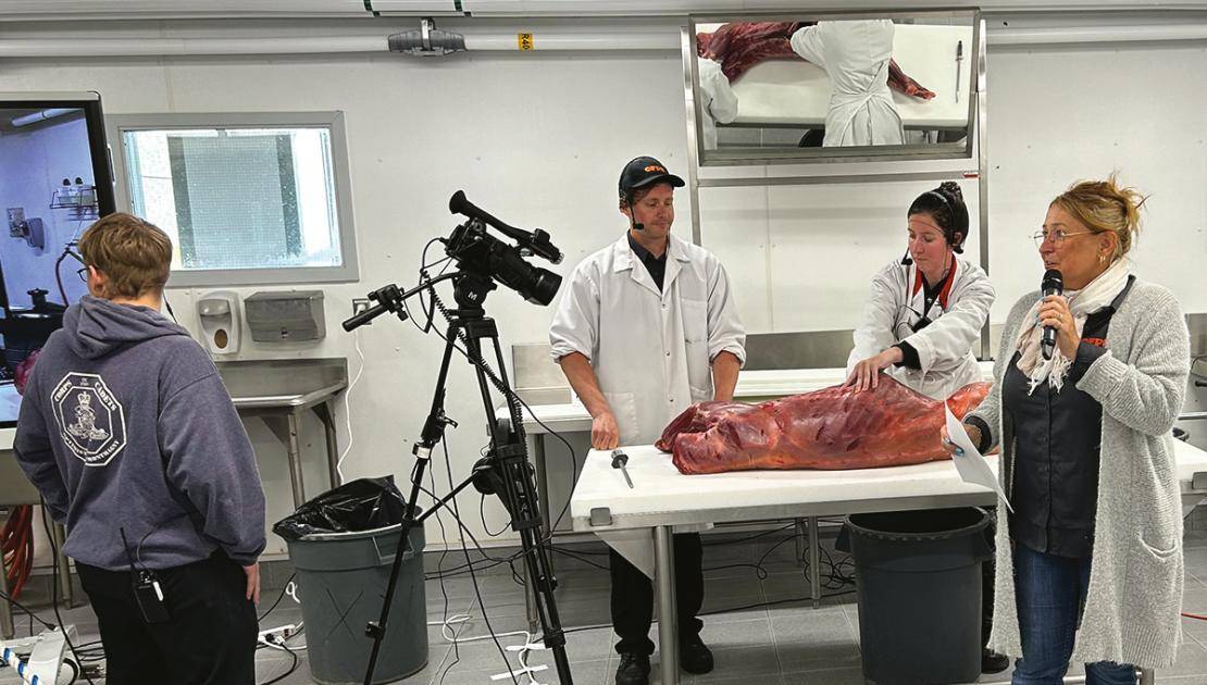 Les bouchers Frédéric Turgeon et Mireille Pouliot ont démontré devant une trentaine de personnes comment utiliser au maximum la viande d’un ours, en compagnie de Manon Mercier.