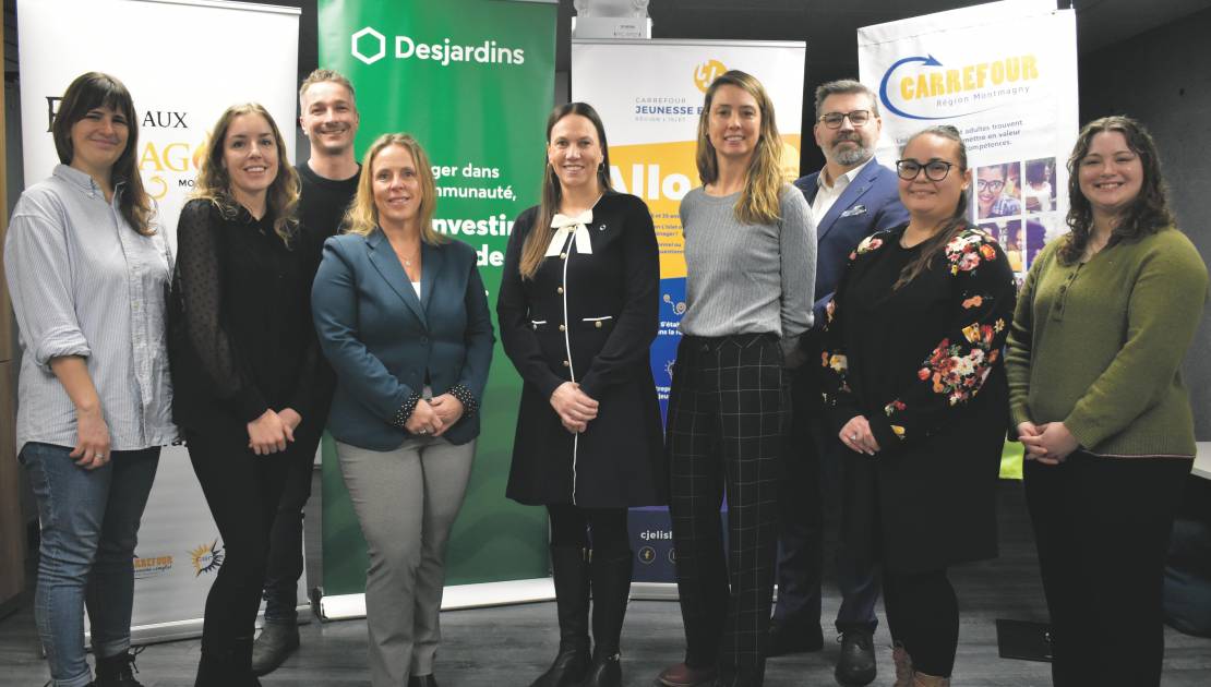 Les Dragons entourés des représentantes des deux Carrefours lors du lancement officiel de la 9e édition. (Photo: Katy Desjardins)