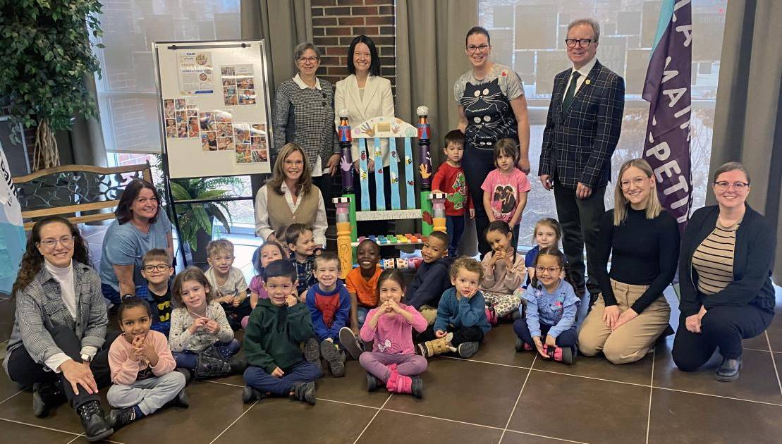 La classe de maternelle 4 ans de l’école Beaubien et leur enseignante Caroline Ménard, accompagnés de la conseillère Mireille Thibault, de la directrice de l’école, Jessie Morin, de la conseillère Gabrielle Brisebois, du maire de Montmagny, Marc Laurin, de la technicienne en éducation spécialisée Anne-Sophie Simoneau et de la coordonnatrice des activités communautaires, Manon Garant. (Photo de courtoisie)