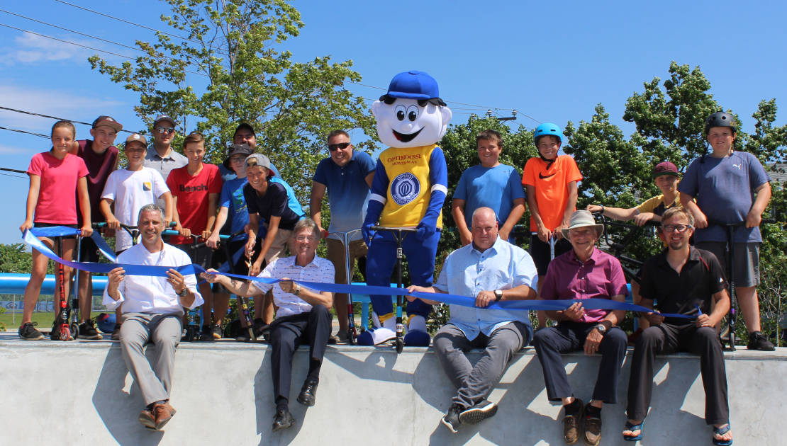 Skateurs et collaborateurs ont inauguré le skate-parc avec la coupe du ruban.