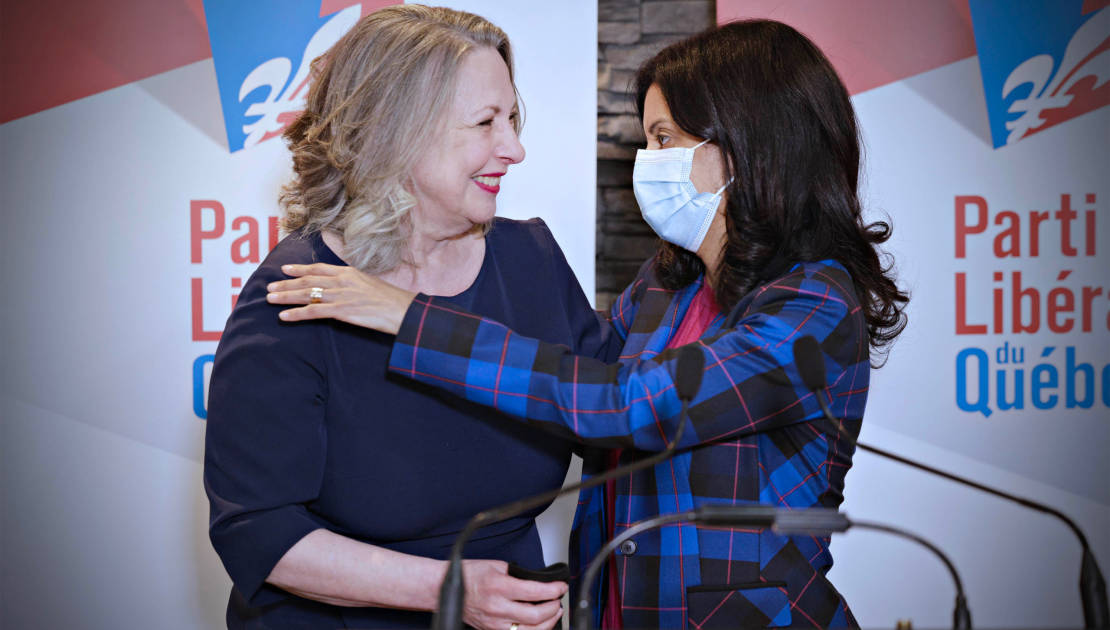 Photo prise lors de l'annonce de son départ en compagnie de la cheffe du Parti libéral du Québec, Mme Dominique Anglade. (Photo de courtoisie)