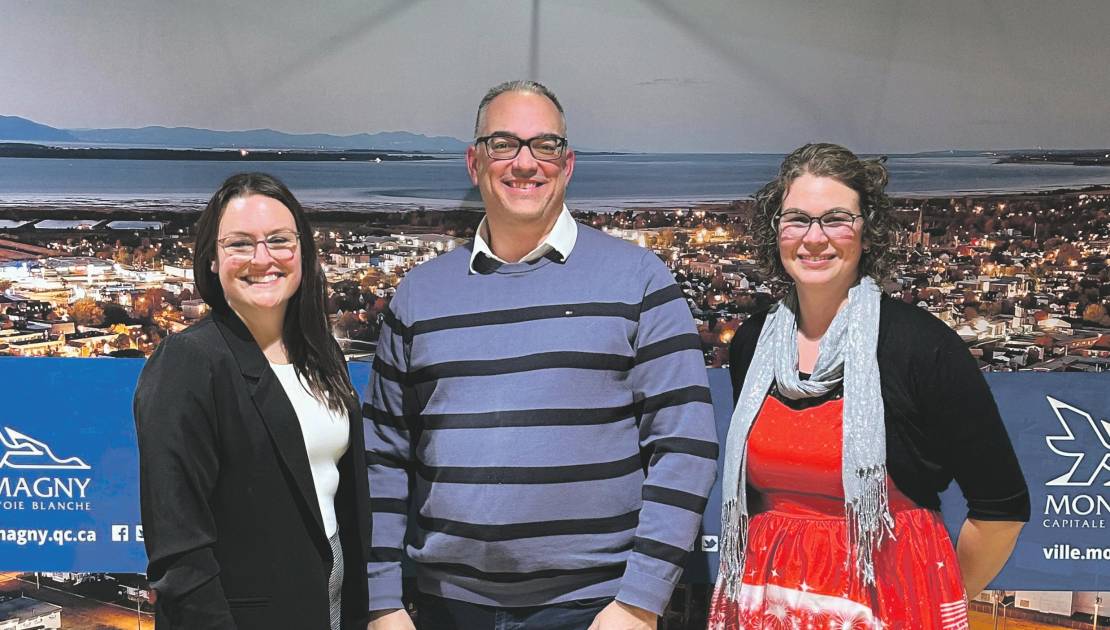 Marie-Phillip Coulombe, directrice générale adjointe, Jean-François Comeau, directeur général, et Gabrielle Brisebois, mairesse. (Photo de courtoisie)