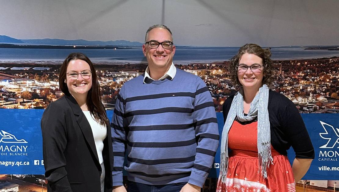 Marie-Phillip Coulombe, directrice générale adjointe, Jean-François Comeau, directeur général, et Gabrielle Brisebois, mairesse. (Photo de courtoisie)