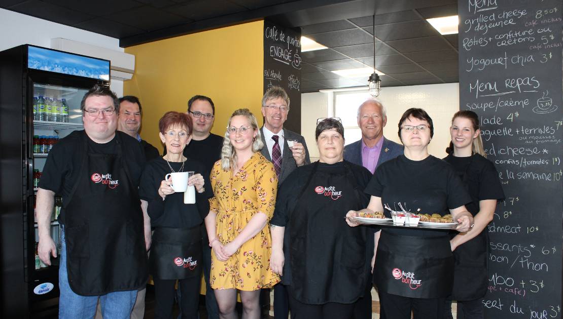 L’équipe du café Au p’tit bonheur accompagnée du directeur du Trait d’Union, M. Michel Huard, du maire de Montmagny, M. Rémy Langevin, de M. Bernard Boulet, conseiller municipal et membre du CA de la SDÉM. Au centre, la coordonnatrice du café, Mme Anne-Catherine Leclerc.