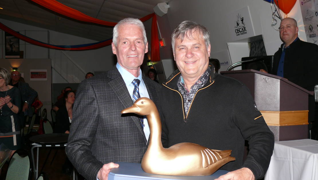 L’homme d’affaires, Daniel Laprise, a reçu le Mérite de l’Oie d’or. On le voit en compagnie de Michel Lavoie, président de la SACOMM, à qui on a également remis une oie d’or.