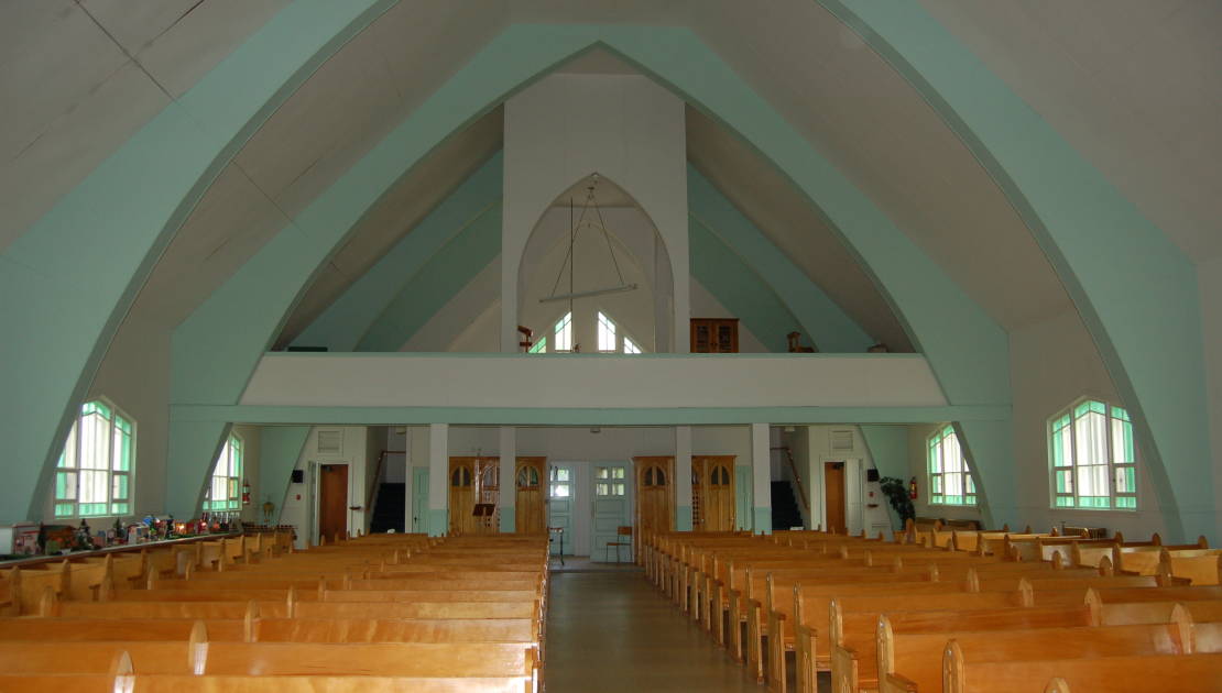 L’église qui peut accueillir 400 personnes et l’absence de colonnes facilite divers aménagements.