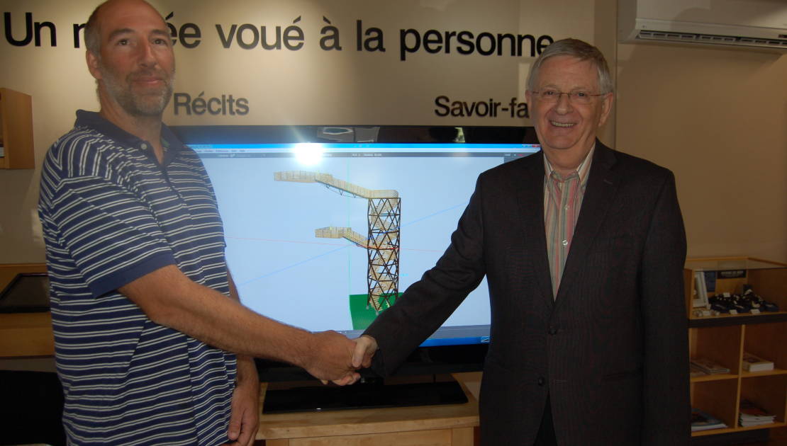 MM. Steve Desrosiers et Jean-Louis Chouinard ont présenté la maquette de la future tour de l’innovation.