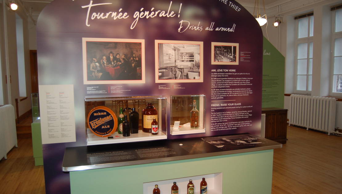 Sur ce panneau d’interprétation qui traite de la consommation d’alcool à la taverne, le visiteur découvrira une photographie du bar de l’Hôtel Saint-Louis de La Pocatière vers 1950.